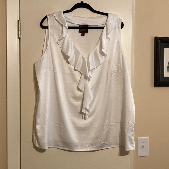 Undercover agent ivory satin ruffled sleeveless shirt - Picture 1 of 5